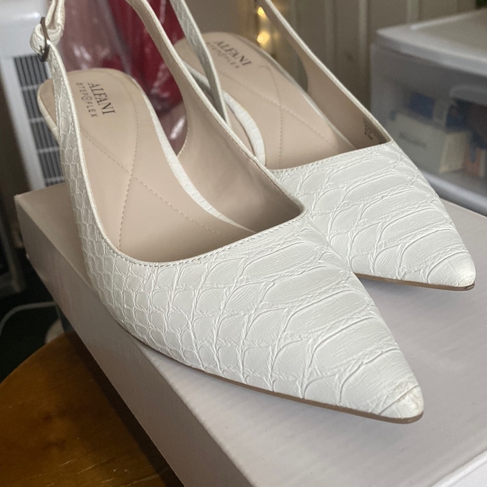 White Alfani heels, perfect condition